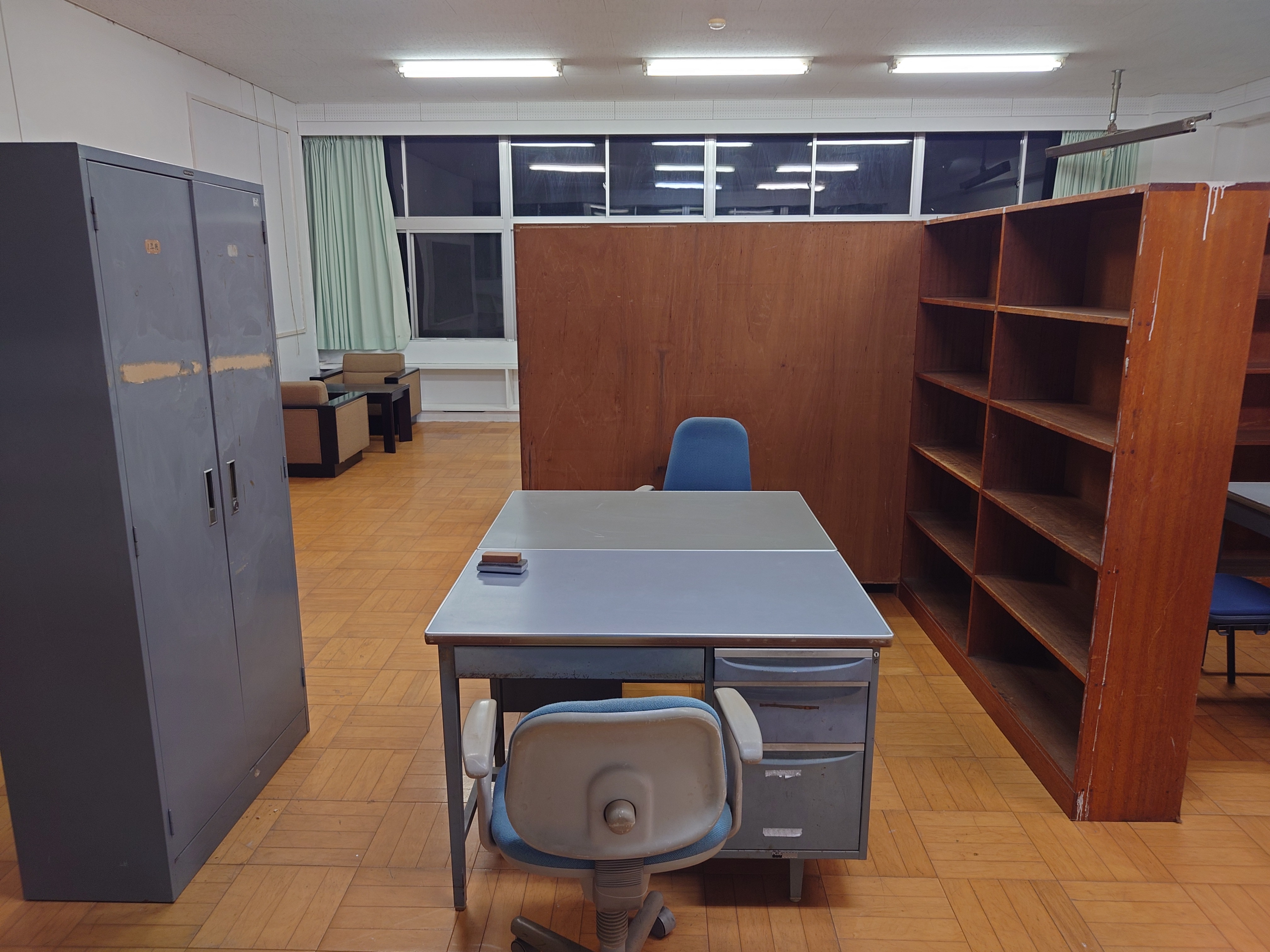 木製収納棚と作業デスク