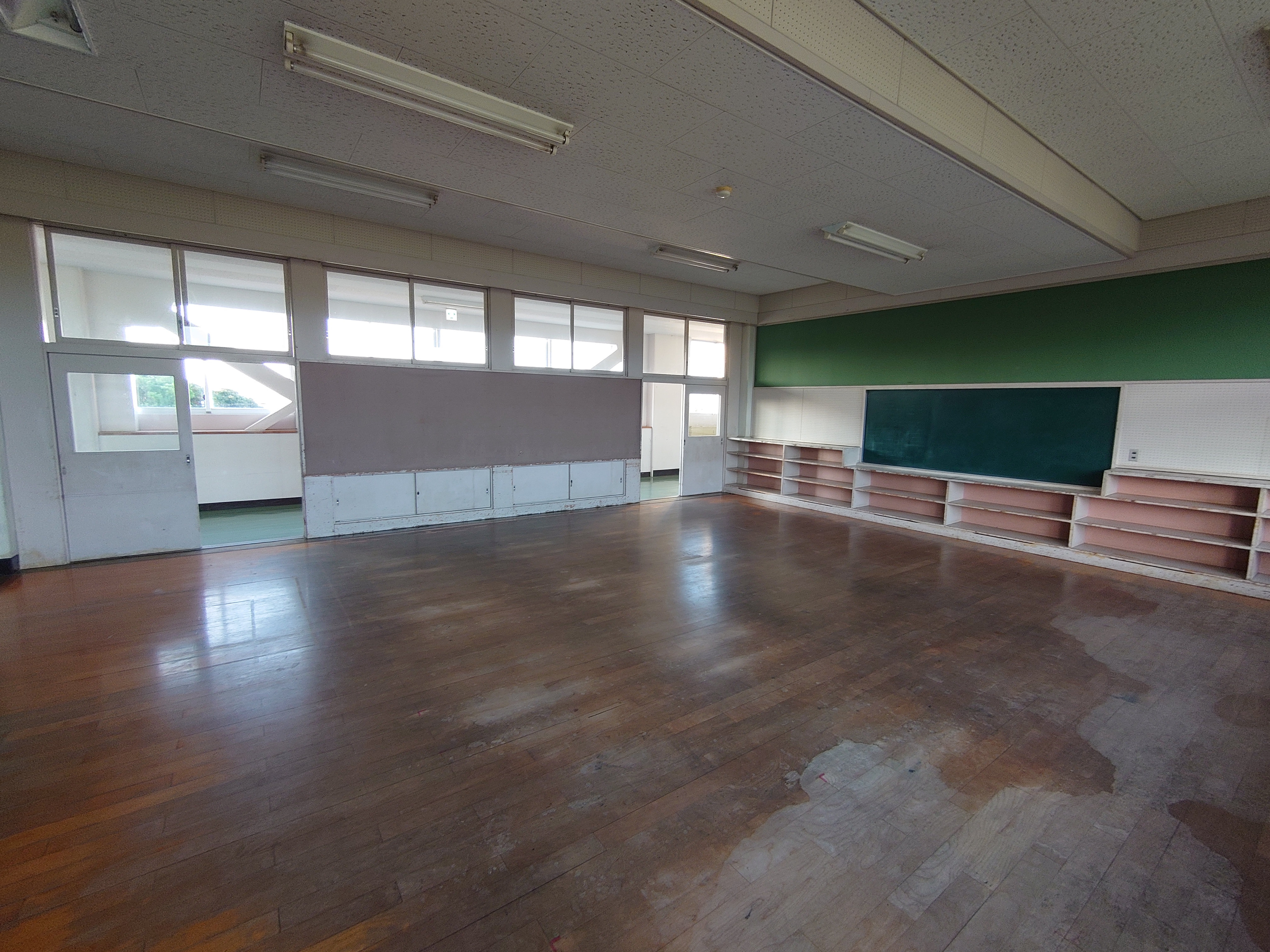 3F教室からの景色 - 大きな窓から自然光が差し込み、緑豊かな外の景色を楽しめる明るい空間