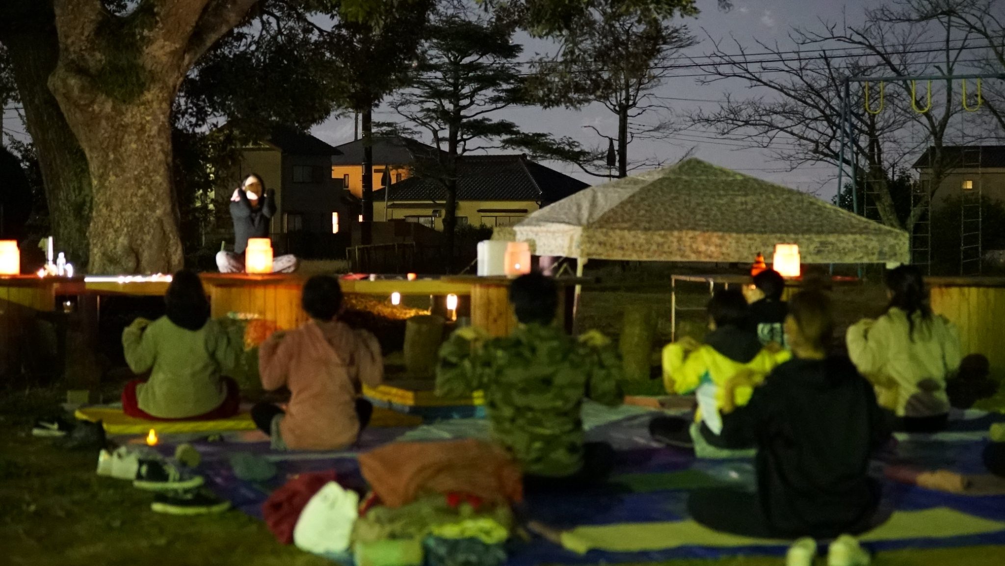 キャンプファイヤー体験 - ランタンの明かりと焚き火を囲む特別な夜時間