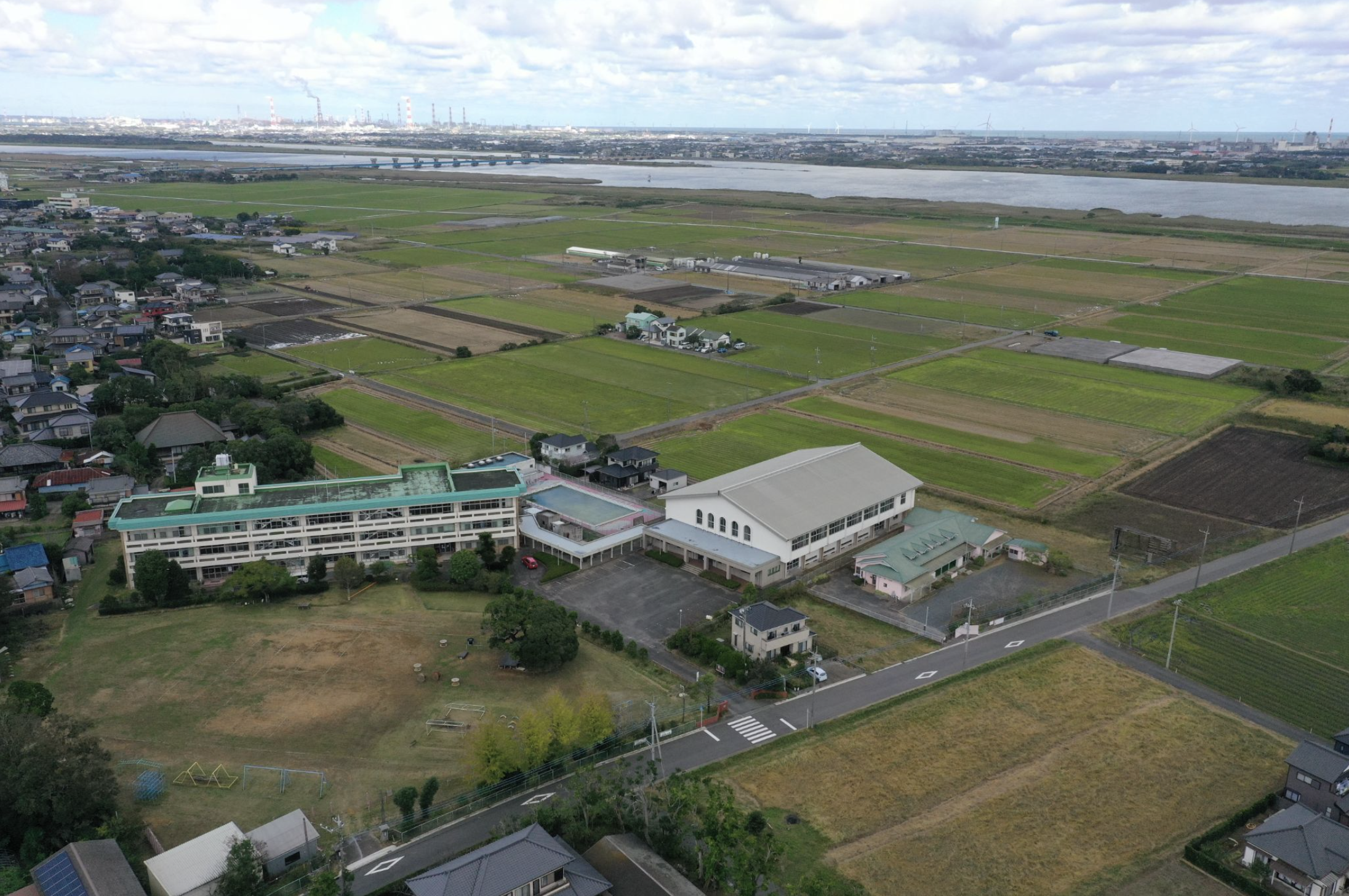 空き家の前に立つオンラア未来会議のチームメンバー